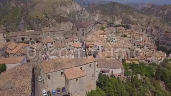 日落时分意大利历史小镇的4k横向空中镜头视频的预览图