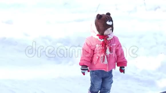 小女孩在下雪的路上视频的预览图