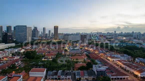 夕阳西下随着新加坡的城市景色在磅满的大满贯上空一个蓝色的小时视频的预览图