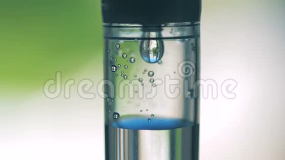 水滴落在容器里带药物的滴管计数器视频的预览图