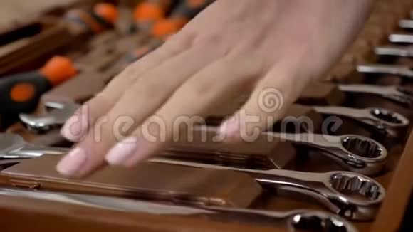 女建筑工人用她的手在工具箱里挑选工具以修复观念视频的预览图