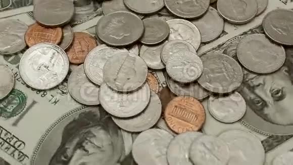 不同的美元硬币和纸币的美利坚合众国旋转一个圆圈视频的预览图