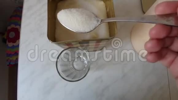 在热黄油黄油里睡着的糖视频的预览图
