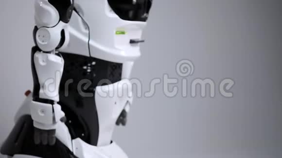 现代机器人技术白色现代机器人在一个明亮的工作室安卓舞挥舞着手臂示范视频的预览图
