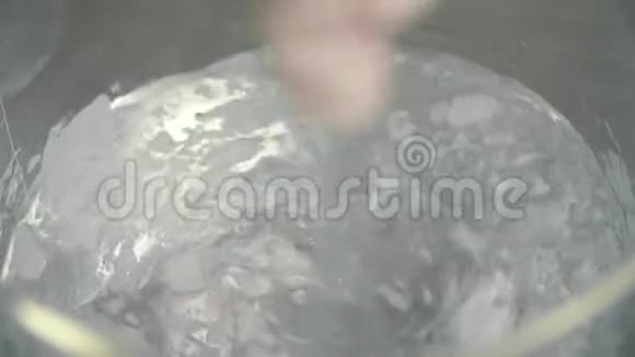 透明液体与粉末混合在内部形成白色薄片视频的预览图