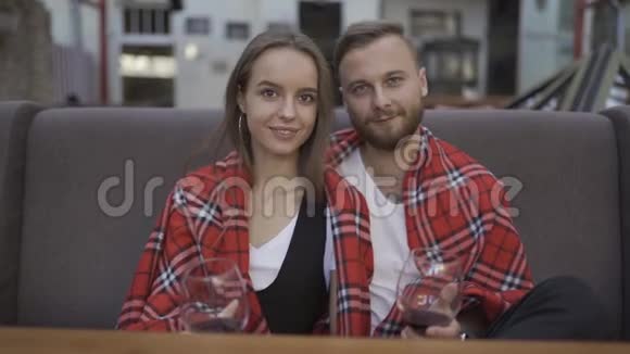 幸福的年轻夫妇对着镜头微笑的肖像带酒的眼镜蜜月视频的预览图