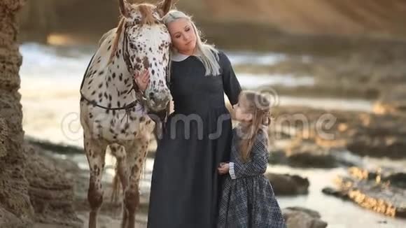 用马治疗家庭度假带着女儿照顾马的女人视频的预览图