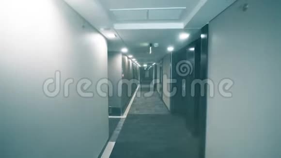 沿着通用现代酒店走廊朝电梯厅走去视频的预览图