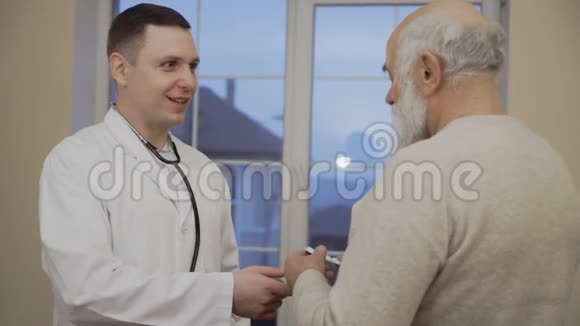 医生给一位老人一盘药片视频的预览图