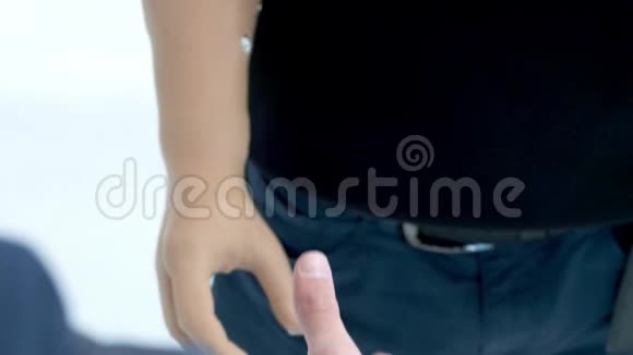 一个没有假肢的残疾人和一个商业伙伴握手手摇假体视频的预览图