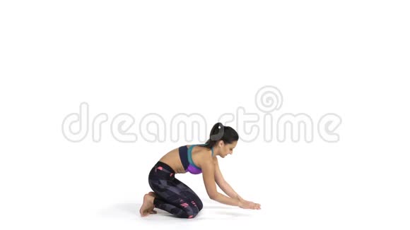 女子练瑜伽风琴梅奥拉萨纳前臂架视频的预览图