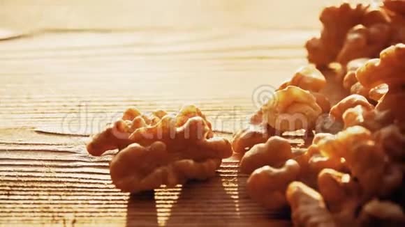 阳光明媚的一天一张木桌上的胡桃壳视频的预览图
