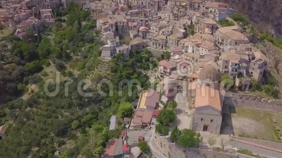 4k拍摄日落时分意大利历史小镇的空中镜头视频的预览图