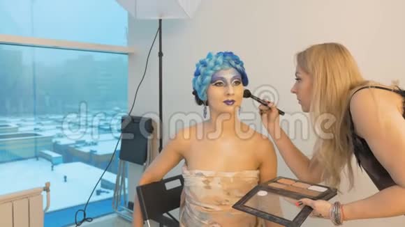 照片拍摄模型的准备化妆师包粉模特脸视频的预览图