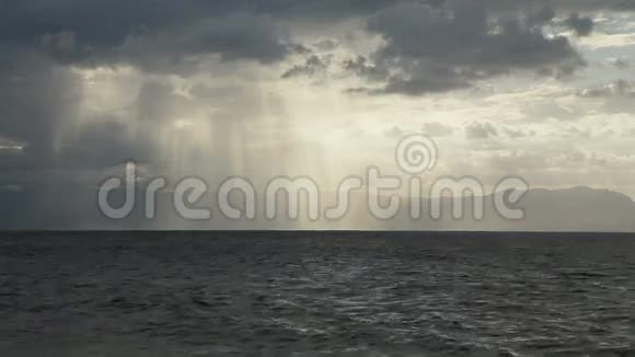 阳光照射在海面上视频的预览图