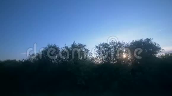日落时的自然景观透过交通窗看到视频的预览图