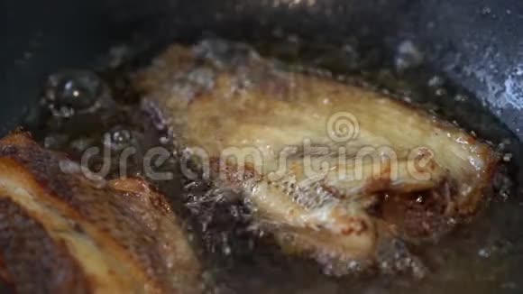 用平底锅中的热油深度煎煮炸鱼视频的预览图