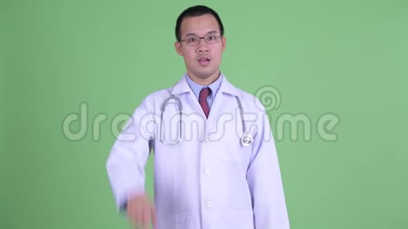戴眼镜的亚洲快乐男医生视频的预览图