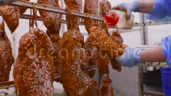从猪肉和牛肉中生产肉类美食冷三文鱼在辣椒酱腌料中撒上芝麻视频的预览图