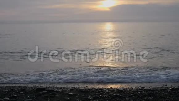 日落时海滩海浪拍打海岸视频的预览图