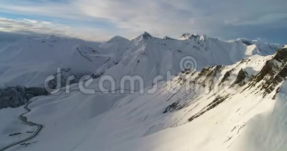 从空中俯瞰格鲁吉亚山脉的雪山慢动作无人机视频视频的预览图