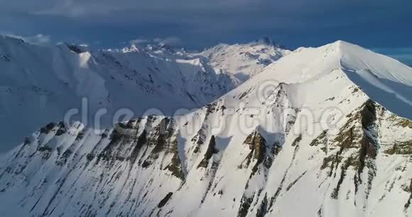 从空中拍摄格鲁吉亚山区雪山斜坡慢动作无人机视频视频的预览图