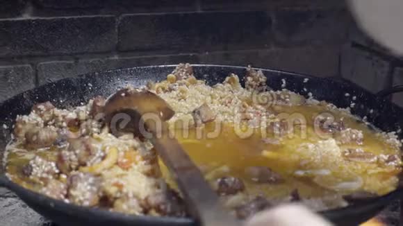 烹饪西班牙海鲜饭阶梯树在加水视频的预览图