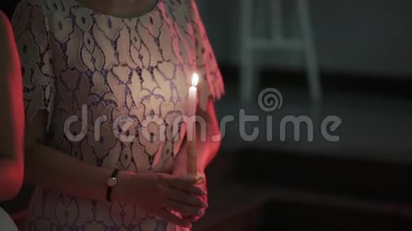 在室内手持火烛的女人视频的预览图