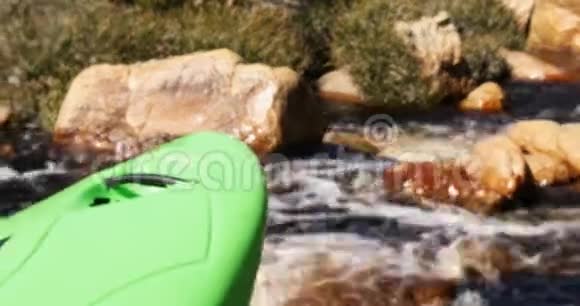绿色皮艇靠在流动的4k河上视频的预览图