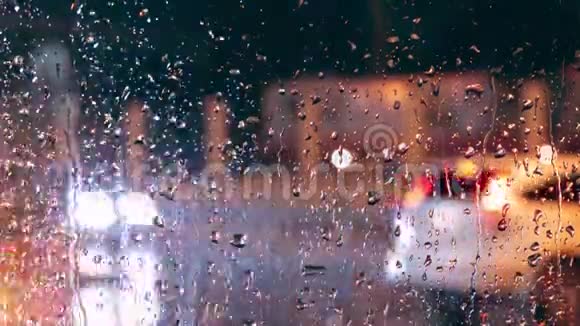 关上卡拉窗户上的雨滴视频的预览图