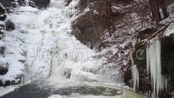 冰冻的分层瀑布覆盖着美丽的冰视频的预览图