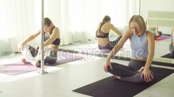 三个女人在工作室做热身运动视频的预览图