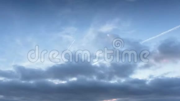 强大的云层覆盖着巨大的空间暴风雨前的天空全球变暖效应视频的预览图