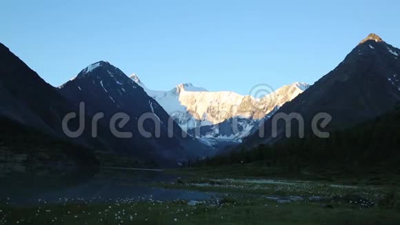 阿尔泰山脉的黎明视频的预览图