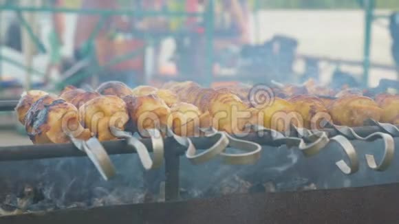 土豆加咸肉在煤上烤视频的预览图