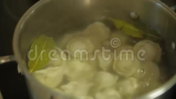 包饺子的锅视频的预览图