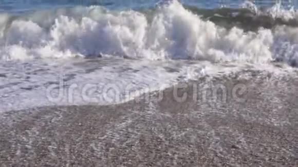在阳光明媚的日子里海滩上的巨浪在缓慢的运动视频的预览图