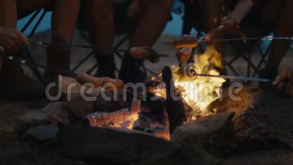 庄稼人在篝火里煎香肠视频的预览图