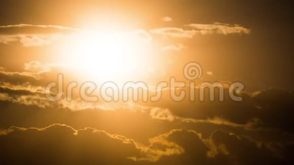 云层上的戏剧性日落时光流逝大黄太阳越过地平线视频的预览图