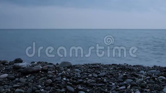 日落时海滩海浪拍打海岸视频的预览图