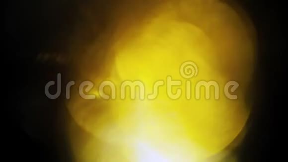 温暖的金色的波克在黑暗中轻轻地脉冲视频的预览图