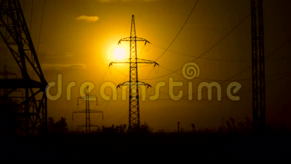 夕阳下的电力线视频的预览图