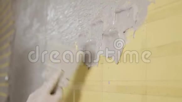 在公寓里修理的女孩一个女人在混凝土墙上开铲修理公寓小矮人视频的预览图