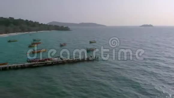 柬埔寨KohRong岛码头停泊的渔船视频的预览图