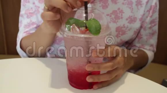 女人喜欢喝冰镇混合浆果汽水视频的预览图