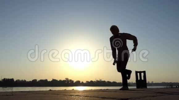 夏天乐观的人在斯洛文尼亚的河岸上跳迪斯科视频的预览图
