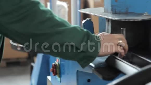 工人在机器上锯细节车间圆锯上的工人视频的预览图