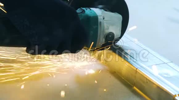 车间圆形磨床切割金属型材产生火花的照片特写视频的预览图