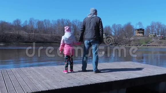 父亲和小女儿坐在木筏上视频的预览图