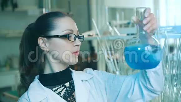 女人在实验室摇瓶视频的预览图